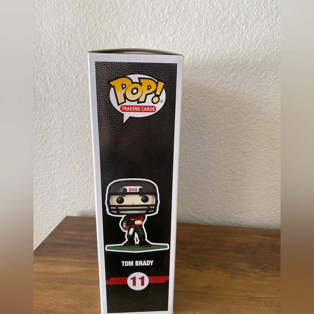 Funko Pop! NFL Collectible Tampa Bay Buccaneers Tom Brady Prizm Edition #11 - Picture 4 of 5